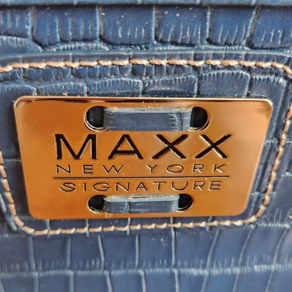 MAXX NEW YORK SAPHIRE BLUE GENUINE LEATHER BIG WRISTLET PURSE. - Picture 3 of 8